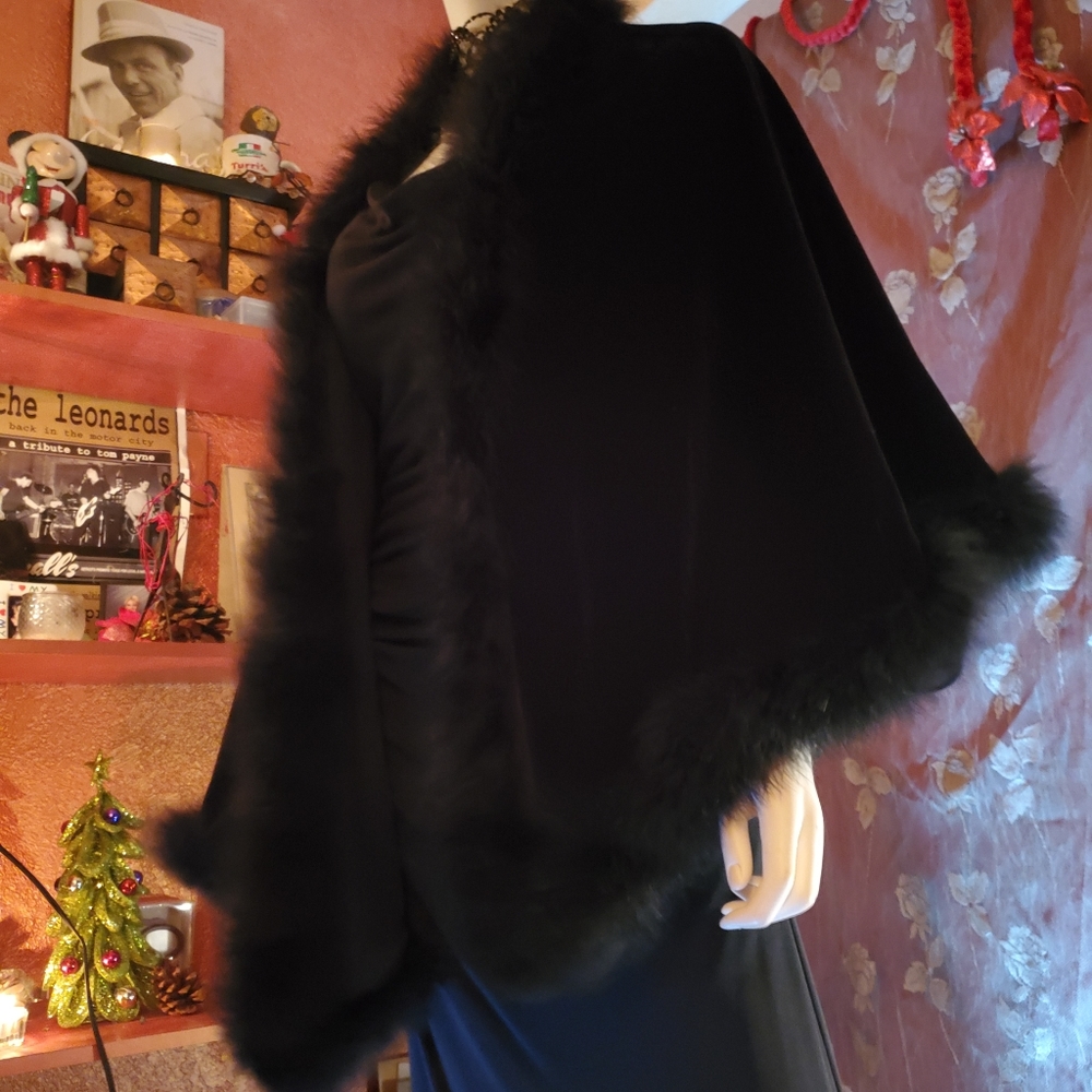 🖤Black Velvet Cape with Marabou feathers 🖤 - Picture 10 of 16
